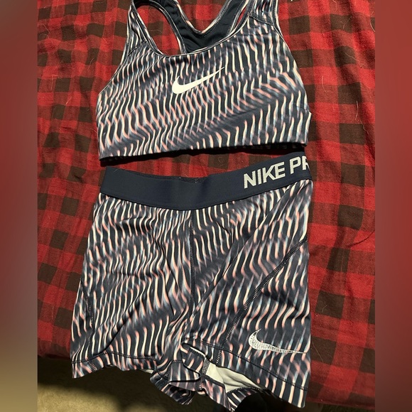 Nike Pro sports bra & spandex set - Picture 4 of 4
